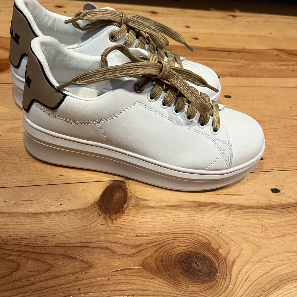 Gaëlle ParisWomen's White Sneakers with Tan Details